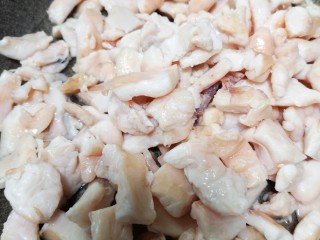 1、星空下的蛋黄酥,新鲜猪板油1斤，切小块，熬成猪油