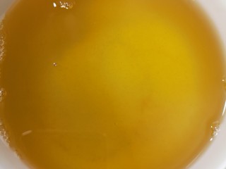 2、星空下的蛋黄酥,猪油过滤，冷却，凝固成白色