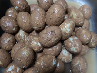 3、星空下的蛋黄酥,新鲜咸鸭蛋，洗干净，取蛋黄