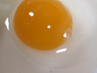 4、星空下的蛋黄酥,蛋黄表面喷高度白酒，入烤箱180℃，烤5分钟