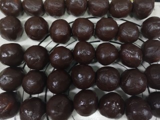 5、星空下的蛋黄酥,炒红豆沙的照片忘了拍，因为是头一天炒好的。红豆浸泡一夜，用高压锅压熟后，破壁机打碎，小火慢炒，加入木糖醇，继续炒至干燥后，多次少量加入色拉油。直至豆沙成团