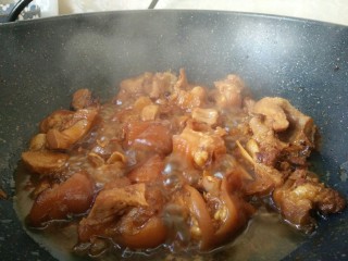 12、#猪年#红烧猪蹄,大火煮开转小火慢炖1―2小时