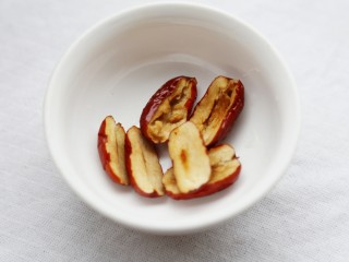 3、美食丨红枣百合蒸南瓜 滋阴润燥美颜,红枣用清水泡软洗净,切半后去籽。百合洗净剥成一瓣一瓣。