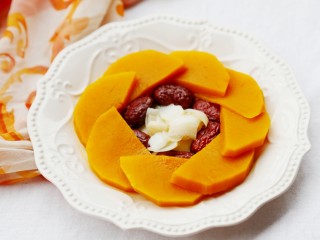 8、美食丨红枣百合蒸南瓜 滋阴润燥美颜,软糯甜嫩的红枣百合蒸南瓜口感滑嫩,有效帮助人体补充营养,恢复身体,还可滋阴润燥,美容养颜。