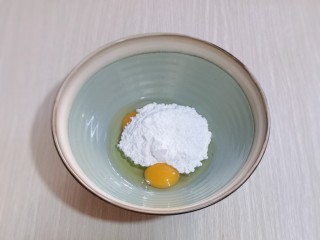2、红丝绒玛德琳蛋糕,鸡蛋磕入大口器具中，加入糖粉。（细砂糖也可以）