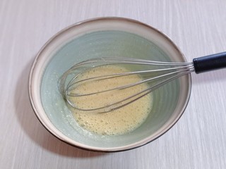 3、红丝绒玛德琳蛋糕,用手动打蛋器，打至均匀。