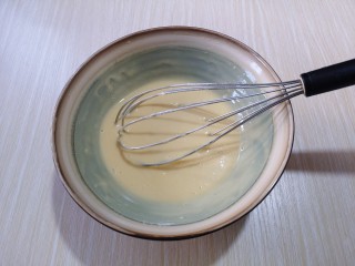 5、红丝绒玛德琳蛋糕,用手动打蛋器轻轻打至均匀，无干粉！