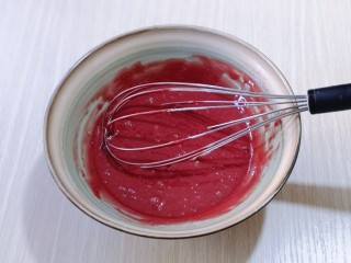 6、红丝绒玛德琳蛋糕,筛入红曲粉，手动打蛋器打至均匀！（根据自己喜欢的颜色随意增减红曲粉）