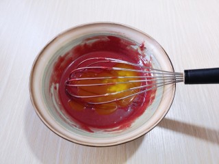 7、红丝绒玛德琳蛋糕,分两次加入隔水融化的黄油，加入一次黄油后，要充分拌均匀，避免油水分离现象！所以一定要充分拌均匀后再加入剩下的黄油！