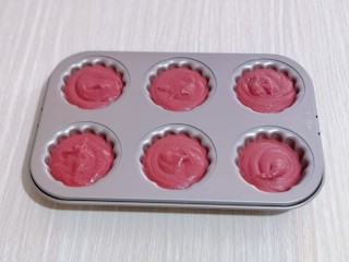 11、红丝绒玛德琳蛋糕,将蛋糕糊挤入模具中7-8分满即可。（这个量学厨6连模具正好）