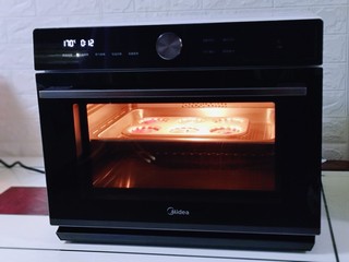 12、红丝绒玛德琳蛋糕,入“美的 X6-348E微蒸烤一体机”将烤盘放中层170度烤15分钟，具体温度及时间请根据自家烤箱性能另定！