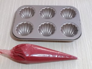 10、红丝绒玛德琳蛋糕,模具中刷上一层薄薄的玉米油，将蛋糕糊从冰箱取出室温放置2分钟！