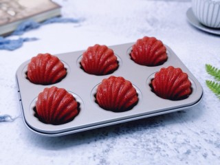 13、红丝绒玛德琳蛋糕,时间到蒸烤箱鸣笛，戴上隔热手套取出烤盘，翻过来拍照！哈