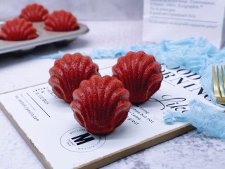 15、红丝绒玛德琳蛋糕,高颜值！～这个角度真好看！