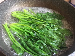 2、宝宝辅食之卡通彩色面片,菠菜焯一下，去除草酸