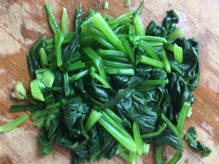 3、宝宝辅食之卡通彩色面片,菠菜捞起切碎