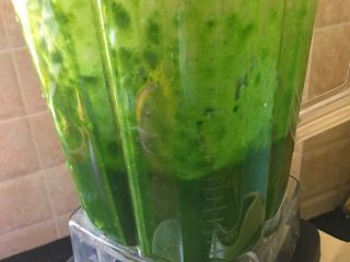 4、宝宝辅食之卡通彩色面片,放入料理机打成泥