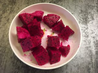 6、宝宝辅食之卡通彩色面片,火龙果切块