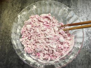 9、宝宝辅食之卡通彩色面片,用筷子搅拌成絮状