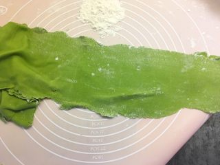 13、宝宝辅食之卡通彩色面片,用擀面杖或压面机压成薄面皮