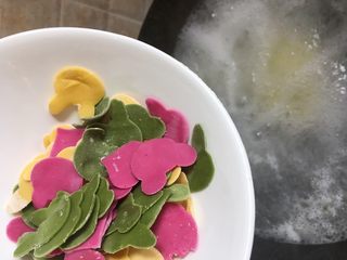 16、宝宝辅食之卡通彩色面片,水烧开后加入卡通面片