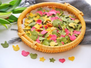 18、宝宝辅食之卡通彩色面片,这是晒干的卡通面片