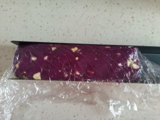 9、紫薯花生饼干????,模具铺上保鲜膜，把面团放进去整理平整，放入冰箱冷冻30分钟～40分钟