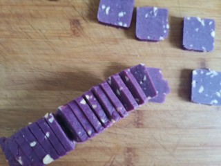 11、紫薯花生饼干????,切成0.5厘米厚的饼干坯