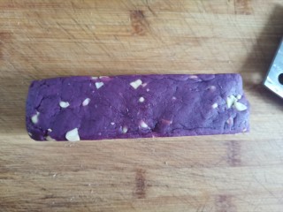 10、紫薯花生饼干????,冷冻好后，面团变硬，从模具里取出来，撕掉保鲜膜