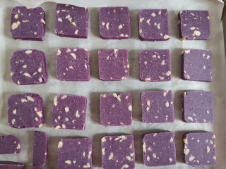 12、紫薯花生饼干????,依次放入铺好油纸的的烤盘