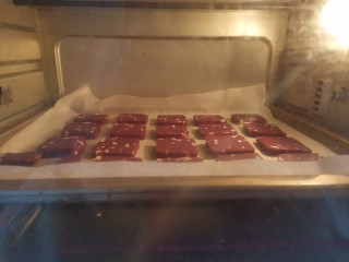 13、紫薯花生饼干????,送入预热好的烤箱，上下火160度烤15分钟，转140度烤10分钟