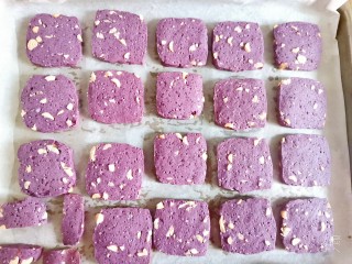 14、紫薯花生饼干????,烤好取出来晾凉即可，刚拿出来饼干有点软，凉了后就变硬酥脆啦