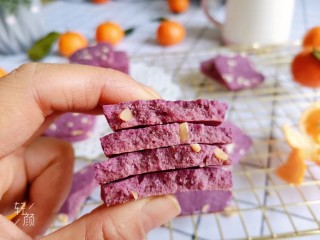 16、紫薯花生饼干????,近拍内部组织