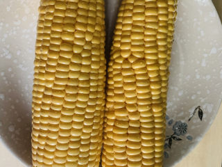 1、黄金玉米饼,新鲜玉米洗净