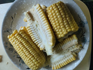 2、黄金玉米饼,掰两节，用剪刀中间搅一下，变成两半，这样很好剥