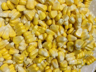 3、黄金玉米饼,剥成一粒粒