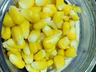 6、黄金玉米饼,一根的量放搅拌杯，加些清水能搅动就行，还要剩些玉米粒，不要全部搅拌