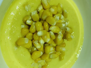 8、黄金玉米饼,加些没有搅拌的玉米颗粒