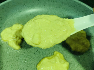 14、黄金玉米饼,锅加食用油，大火热锅转小火，玉米糊用勺子舀入锅中