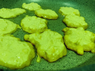 15、黄金玉米饼,小火慢煎，一面金黄