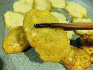 16、黄金玉米饼,翻另一面继续煎，两面金黄，就夹起