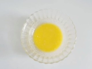 5、果味长崎纸杯蛋糕,黄油隔热水溶化与牛奶混合均匀；