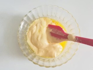 6、果味长崎纸杯蛋糕,取少许蛋糊放入黄油牛奶混合液中翻拌均匀；