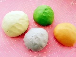 2、彩虹馄饨(宝宝超爱吃),把面粉分成均匀的五份,取其中的两份加入温水,揉成光滑的原色面团,余下的三份分别加入菠菜、紫甘蓝和胡萝卜汁揉成带颜色的面团,盖保鲜膜醒发30分钟左右。
