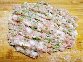4、彩虹馄饨(宝宝超爱吃),继续剁成肉糜。