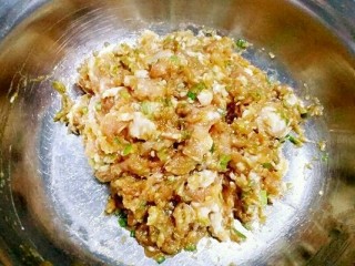 5、彩虹馄饨(宝宝超爱吃),把剁好的肉糜放入容器中,调入食用油、料酒、生抽,花椒粉、盐、鸡精和香油一个方向搅拌上劲儿。