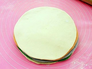 8、彩虹馄饨(宝宝超爱吃),分别取适量的面团擀成约0.8厘米的厚面片,按照白色、绿色、紫色、黄色、再白色的顺序叠加在一起。(最上面和最下面都是白色的哦!)
