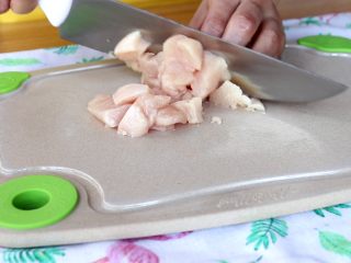 3、多彩小丸子,鸡脯肉去筋，切碎块