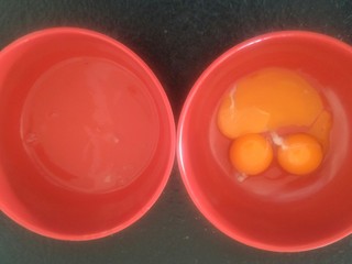 1、最“柔软”纸杯蛋糕☕—爆浆巧克力,三个鸡蛋,蛋黄蛋清分离。