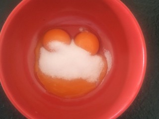 2、最“柔软”纸杯蛋糕☕—爆浆巧克力,蛋黄碗加入25克细砂糖。